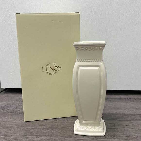 Lenox FORUM COLLECTION CHINA 9 3/4" NEOCLASSIC EMBOSSED VASE - new in box - Picture 1 of 11